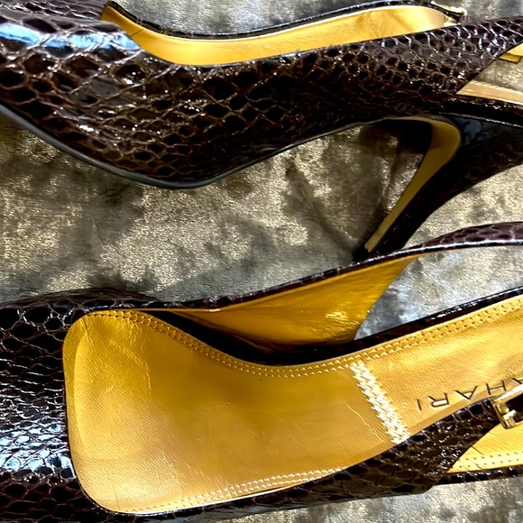 Tahari shoes Sz 10 - Picture 11 of 12